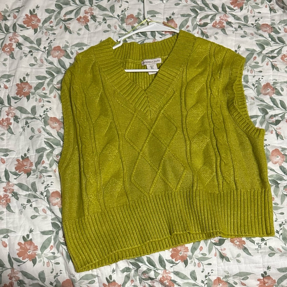 GREEN sweater vest 🍀🍀🍀